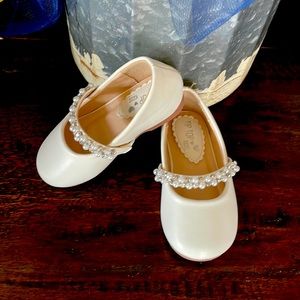 White toddler girl dress shoe